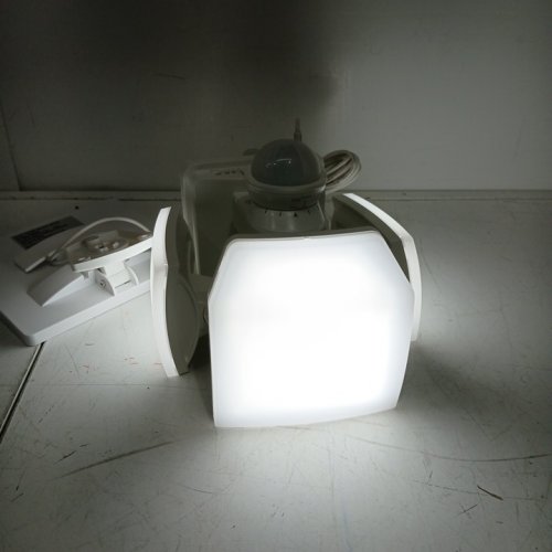 LUTEC MOTION ACTIVATED SOLAR SECURITY LED FLOOD LIGHT - 5000K - 3000LM - WHITE (MODEL: 1937995) image 4