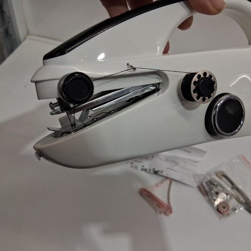 IRUNTEK MINI PORTABLE CORDLESS HANDHELD SEWING MACHINE - BLACK/WHITE - MODEL: SM-8888 image 4