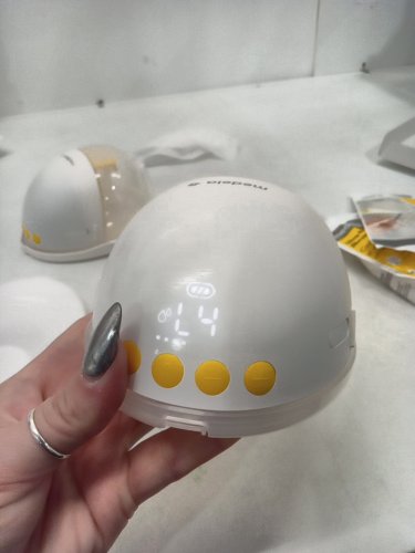 MEDELA MOTION INBRA WEARABLE BREAST PUMP - WHITE/YELLOW - (MODEL: YM-8801) image 5