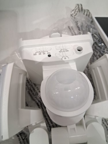 LUTEC MOTION ACTIVATED SOLAR SECURITY LED FLOOD LIGHT - 5000K - 3000LM - WHITE (MODEL: 1937995) image 5