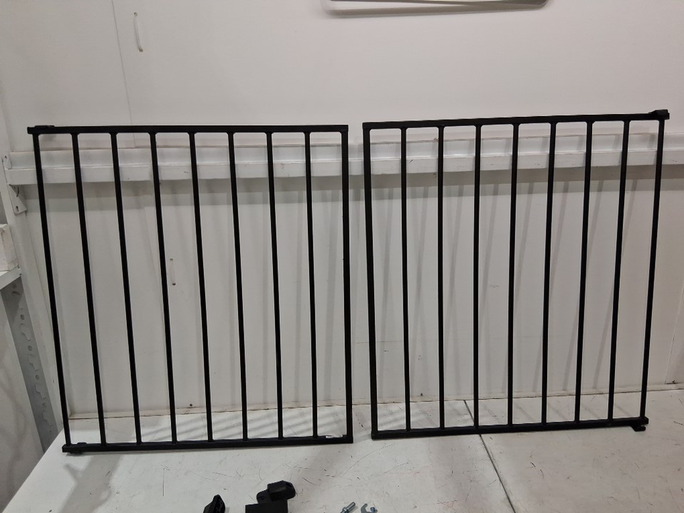 Safety 1st Top of Stairs Expanding Metal Gate - 28" x 27"- 42" - Black (Model: GA090CBLKF2) image 4