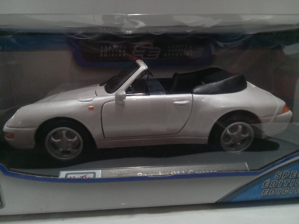 MAISTO SPECIAL EDITION 1:18 DIE-CAST PORSCHE 911 CARRERA - PEARL image 5
