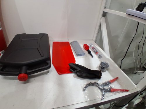 POWERBUILT OIL CHANGE TOOL KIT WITH DRAIN PAN - 8L - BLACK/RED (MODEL:  2010226) image 4