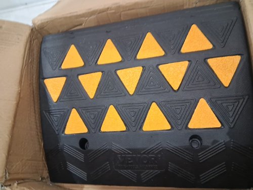 VEVOR NON-SLIP HIGH-VISIBILITY RUBBER CURB RAMP - 6" X 14.5" X 19.5"- BLACK/YELLOW (MODEL: KR-05) image 4