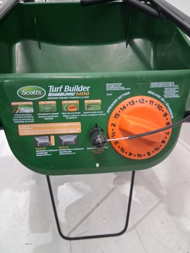 scotts turf builder edgeguard mini broadcast spreader - 5000sq.ft - green (model: LB14803/75121) image 5