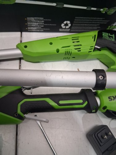 Greenworks Pole Saw with Battery and Charger, 9-11FT LENGTH - Green (Model: 1402102) image 7