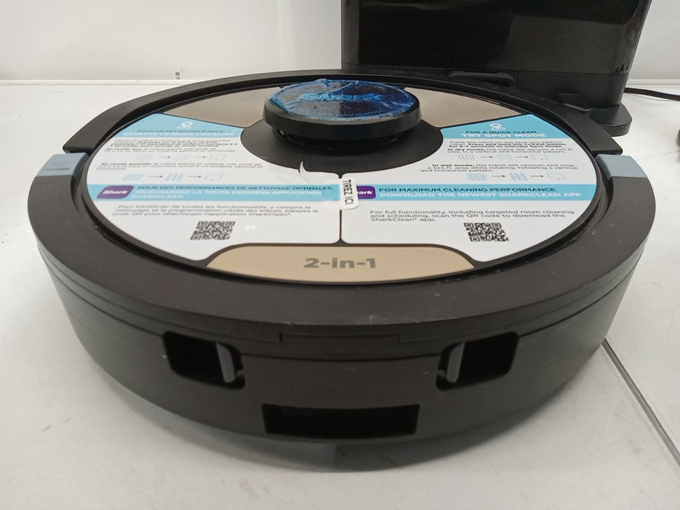 Shark matrix plus 2-in-1 Robot Vacuum and Mop with XL HEPA Self-Empty Base, Bagless, 60-Day Capacity & Matrix Clean Navigation - black/gold (model: aV2610bfca/rv2600ca) image 5