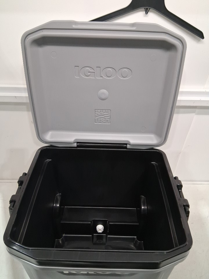 Igloo MaxCold Latitude wheeled Roller Cooler - 62qt/58L - grey\white - (model: 1872193) image 3