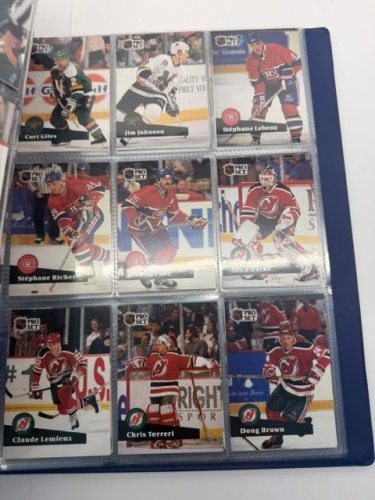 550 APPROX ASSSTD NHL PRO SET 1990 HOCKEY CARDS image 17