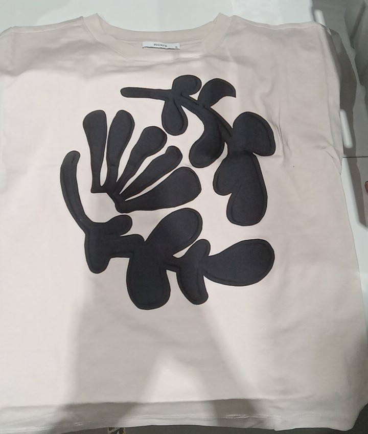 ricki's oversized cropped t-shirt with embossed design - extra large - beige/black image 2