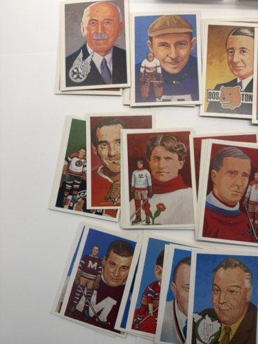 200APPX HOCKEY HALL OF FAME 1983 HOCKEY CARDS image 7