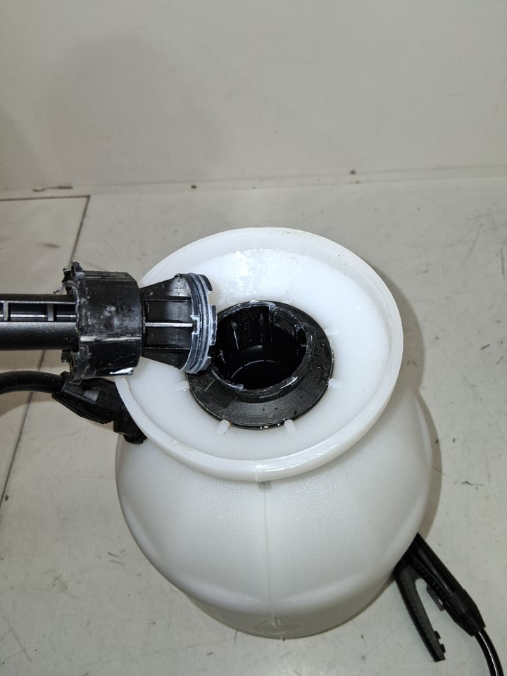 CHAPIN LAWN AND GARDEN SPRAYER - 1GAL/3.8L - WHITE (MODEL: 20004) image 3
