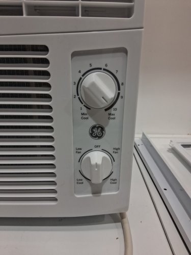 GE APPLIANCES ELECTRONIC WINDOW AIR CONDITIONER - 5,000 BTU - 150SQ.FT - WHITE (MODEL: AWAS05BWFC) image 4