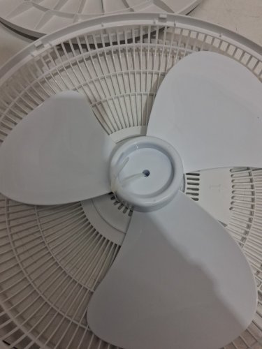 BLACK + DECKER 3-SPEED OSCILLATING STANDING FAN - 16" - WHITE (MODEL: BFSR16W) image 8