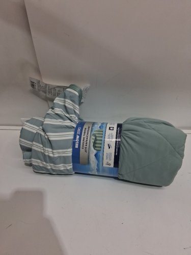 Below Zero Cooling Throw Blanket - 60" x 70" - GREEN/WHITE (model: 1991350) image 2