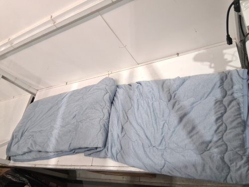 BERKSHIRE REVERSIBLE DOWN-ALTERNATIVE COOLING BLANKET - QUEEN - BLUE (MODEL: 1986200) image 2