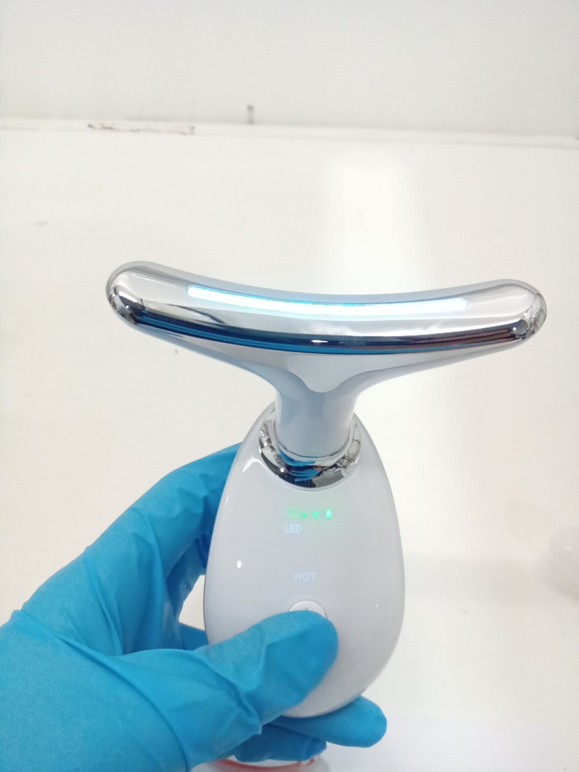 red light therapy face and neck massager - white/silver (model: 111226/es-1081) image 4