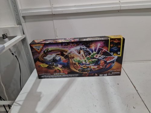 Monster Jam Supercharge Speedway Playset with die cast trucks - 1:64 scale - multi-colour (model: 6072586) image 2