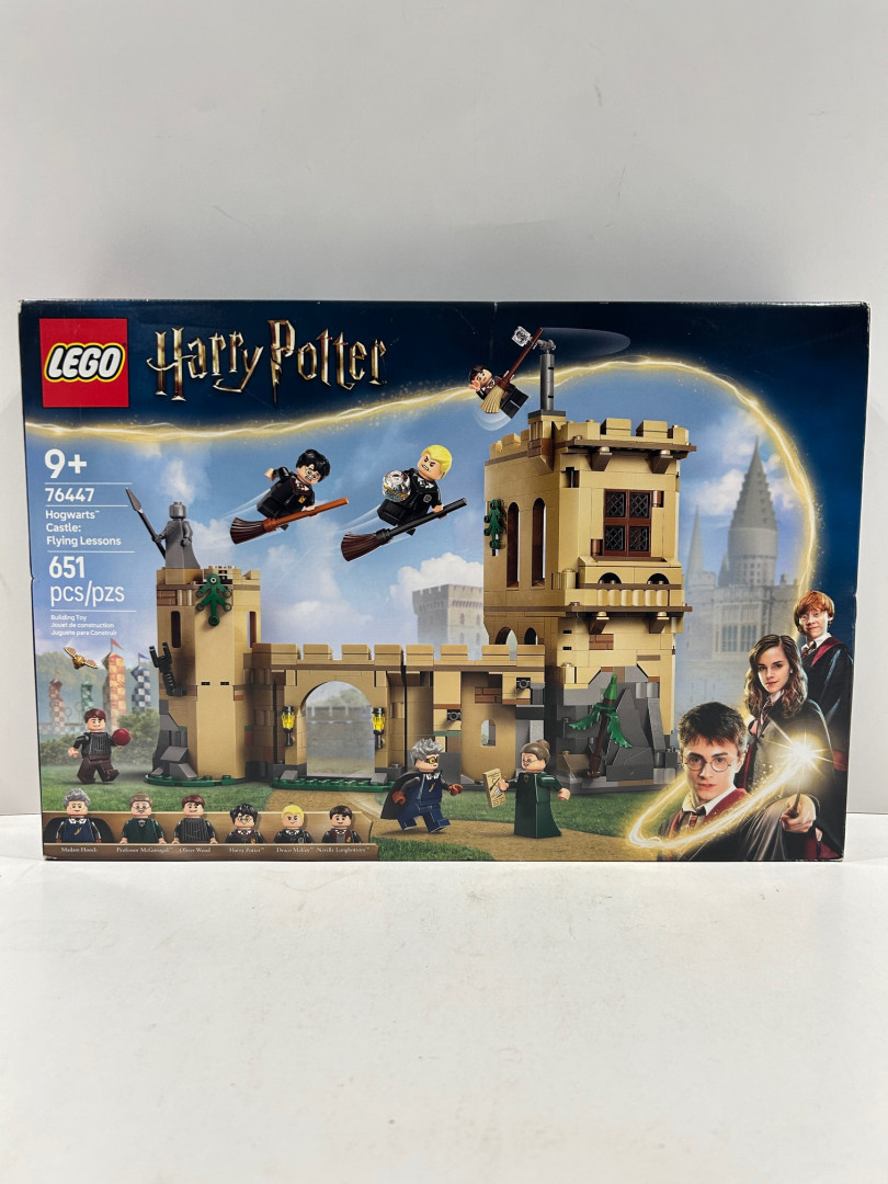 651pc Lego - Harry Potter - hogwarts castle: flying lessons (76447) image 3