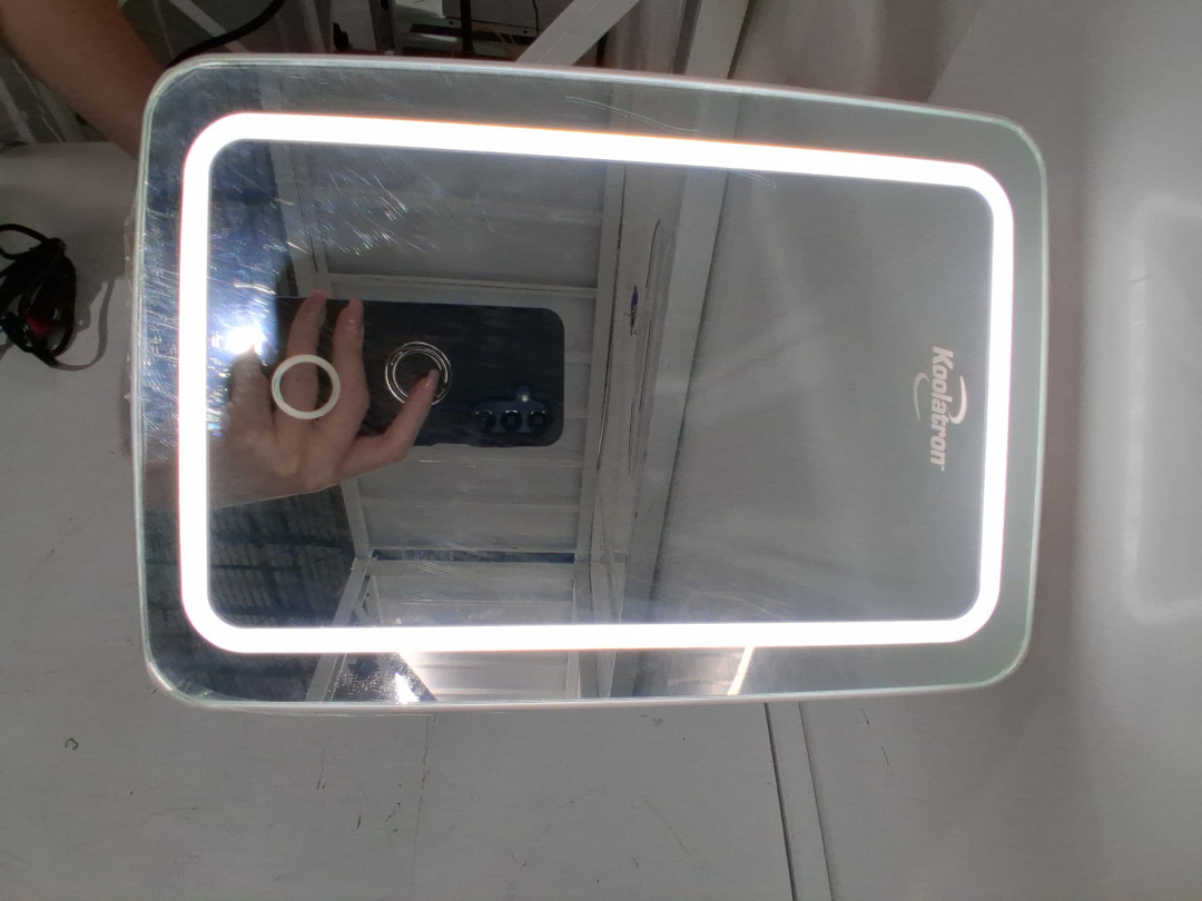 KOOLATRON COMPACT MIRRORED MINI FRIDGE WITH LED LIGHT - 6L CAP - WHITE (MODEL: C0SM6) image 4