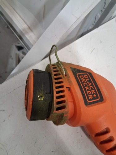 BLACK + DECKER 2-IN-1 CORDed STRING TRIMMER AND EDGER KIT- 13" CUT SWATH - orange/black (MODEL: st7700) image 4