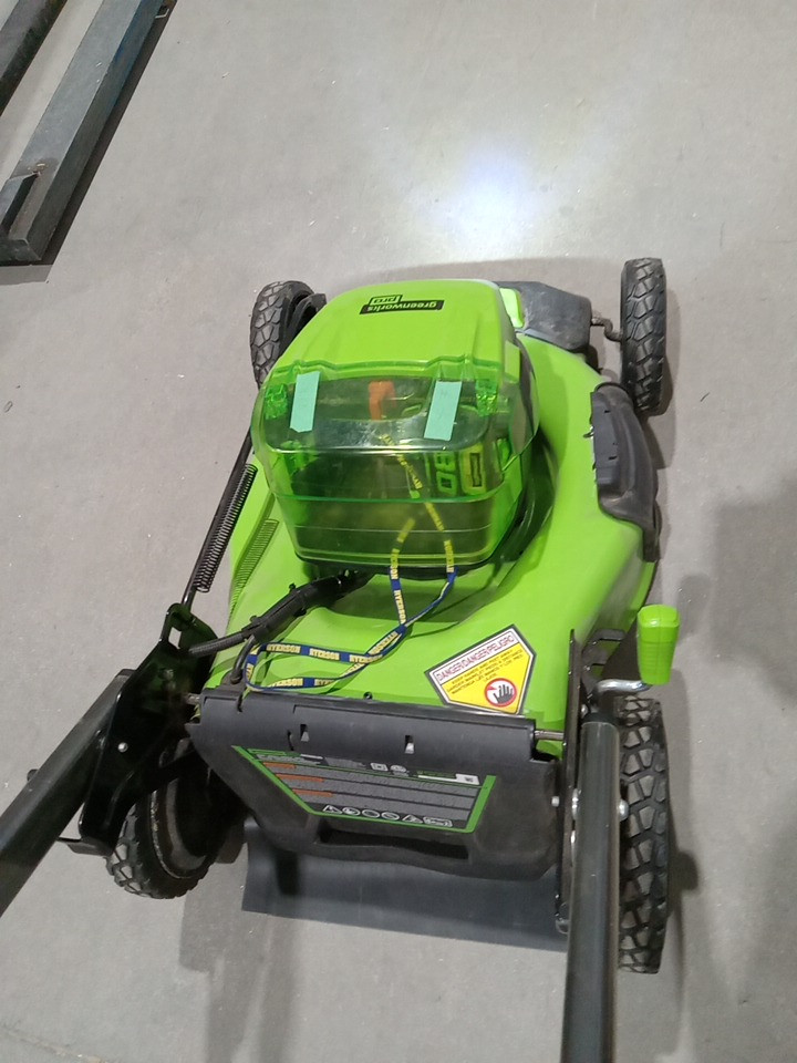Greenworks Self-Propelled Lawn Mower with 1 Extra Blade and battery charging station - 80V - 21" - 2.0 AH + 4.0 AH Battery - Green (Model: LMB455) image 15