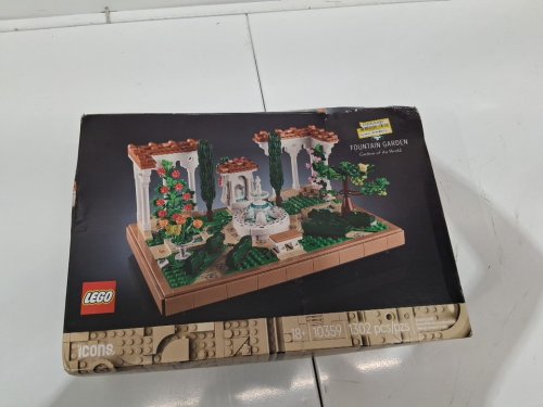 1302PC LEGO FOUNTAIN GARDEN (model: 10359) image 4