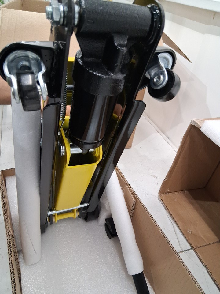 Low Profile Heavy-Duty Steel Floor Jack with Single Piston Hydraulic Pump - 2.5 Ton cap - Yellow (model: wd-a-02250-a00-0) image 4