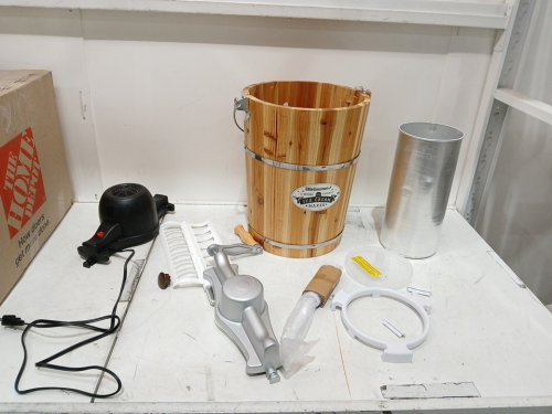 elite gourmet old fashioned wood bucket electric ice cream maker with die‑cast hand crank - 6qt - pine (model: eim916) image 4