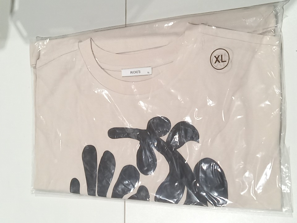 ricki's oversized cropped t-shirt with embossed design - extra large - beige/black image 3