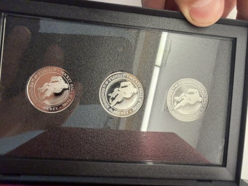 The Royal Canadian Mint / Hockey Hall of Fame 1999 Inductee Medallion Collection - Wayne Gretzy, Scotty Morrison, Andy Van Hellemond image 3