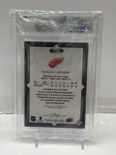 SIGNED NICKLAS LIDSTROM LTD ED #29/30 - 2025-26 UPPER DECK SPLENDOR BLACK AND WHITE BORDERED HOCKEY CARD (#BWBD-NL) image 4