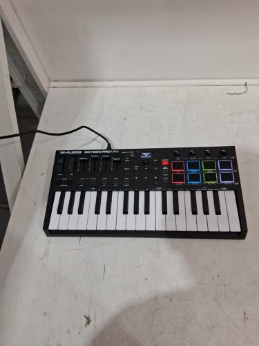 m-audio oxygen pro mini 32-key MIDI keyboard with smart controls, beat pads and faders - Black image 3