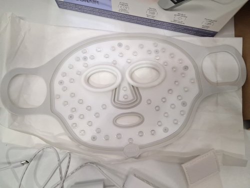 conair true glow led light therapy face mask with velour storage pouch - white (model: 2456789) image 4