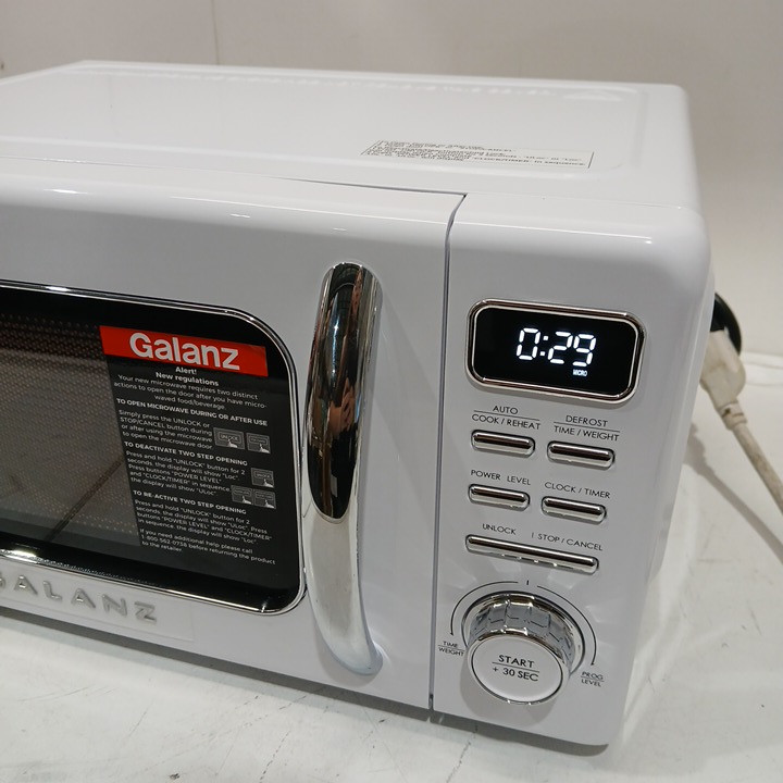 GALANZ RETRO STYLE COUNTERTOP MICROWAVE OVEN - 0.7CU.FT. - MILKSHAKE WHITE (MODEL: GLCMKZ11WER10) image 5