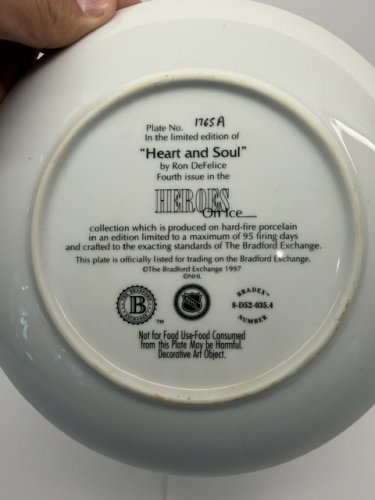 NHL TORONTO MAPLE LEAFS WENDEL CLARK #17 HEROES ON ICE 4TH ISSUE "HEART AND SOUL" LIMITED EDITION PLATE  - BY RON DEFELICE image 4