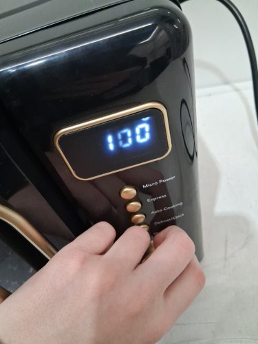 FRIGIDAIRE RETRO MICROWAVE OVEN - 0.7CU.FT - 700W - RETRO BLACK/GOLD (MODEL: EMW788-BLACKGLD) image 3