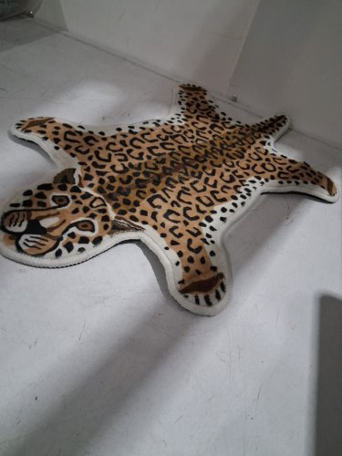 non slip hand-tufted leopard-shaped wool area rug -24"x 16" - brown /black image 2