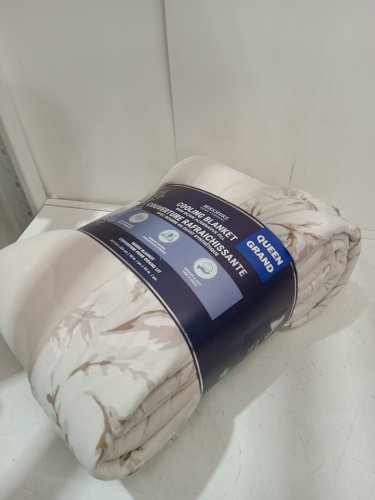 Berkshire lightweight Cooling Blanket - QUEEN- white/BEIGE florals (Model: 1986201) image 2