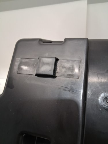 CAMCO HEAVY DUTY BATTERY STORAGE BOX WITH STRAPS - HOLDS GROUP SIZE 27-31 BATTERIES - LARGE - BLACK (MODEL:55373) image 5
