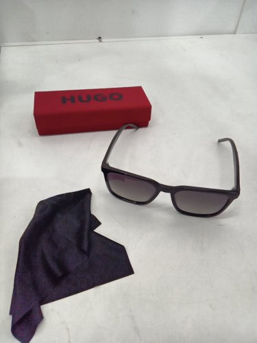unisex hugo eyewear polarized sunglasses  - black frame/ grey lense (model:  hg 1327) image 2