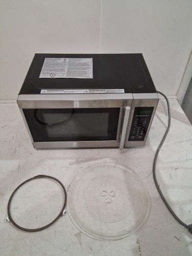 black and decker stainless steel microwave - 700W - 0.7 cuft - black/silver (model: em720cB7-P/CA) image 3