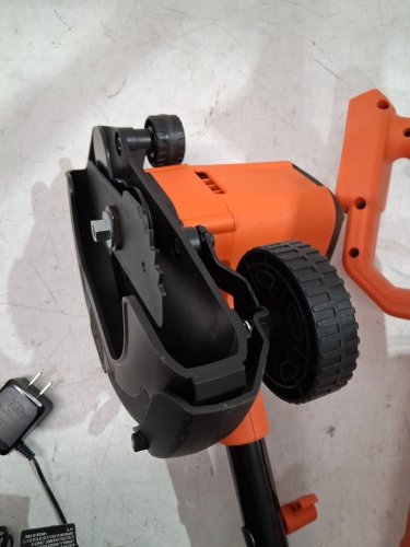Black & Decker 20V Max Cordless Edger Lawn Kit with 1.5Ah Battery & Charger (Model: BCED400C1) image 5