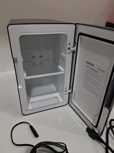 ASTROAI PORTABLE THERMOELECTRIC COOLER/WARMER MINI FRIDGE - 6L (HOLDS 8 CANS) - black (MODEL: LY2206A) image 5