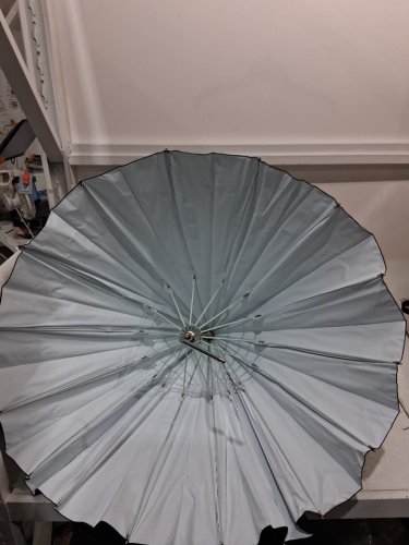 neewer parabolic reflective umbrella with white inner lining - black/white image 3