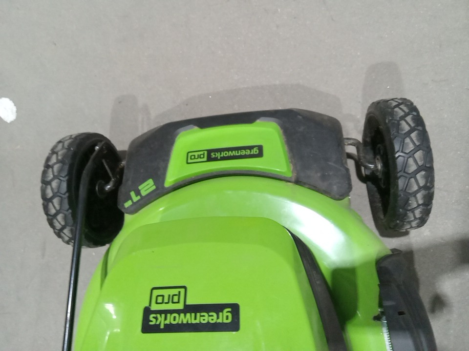 Greenworks Self-Propelled Lawn Mower with 1 Extra Blade and battery charging station - 80V - 21" - 2.0 AH + 4.0 AH Battery - Green (Model: LMB455) image 4
