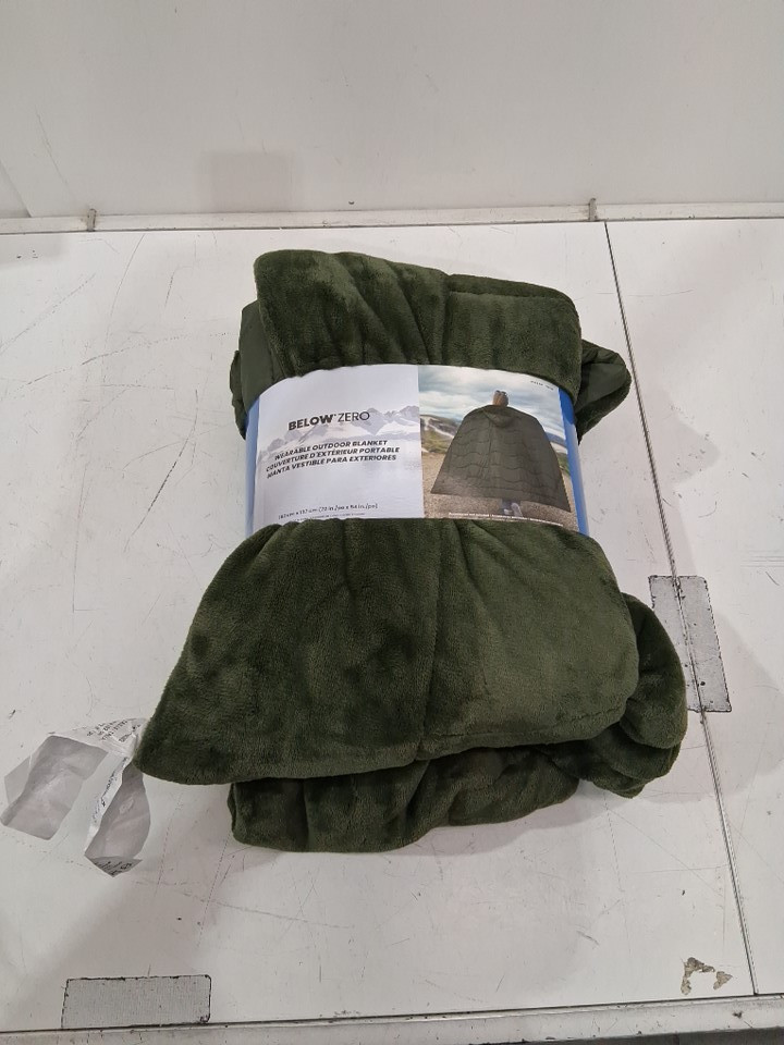 Below Zero Wearable Outdoor Blanket with Hood - 72" x 54" - green (Model: 1796292) image 2