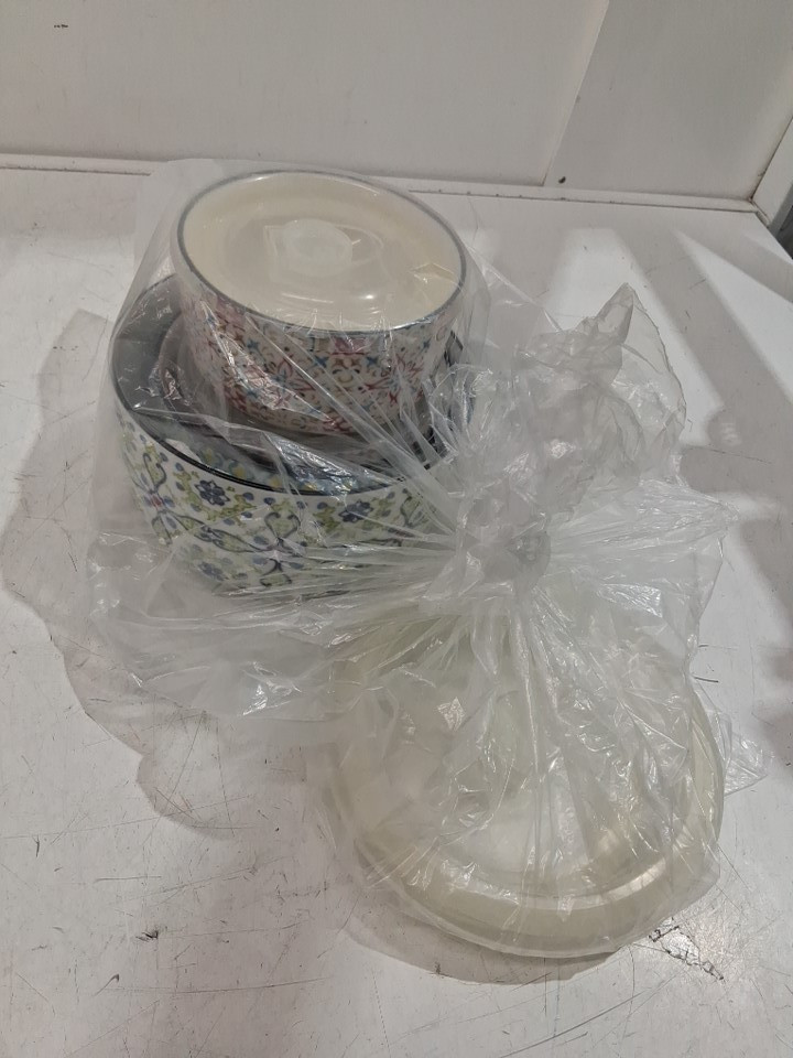 8PC Signature Housewares Storage Bowls with Lids- assorted sizes image 2