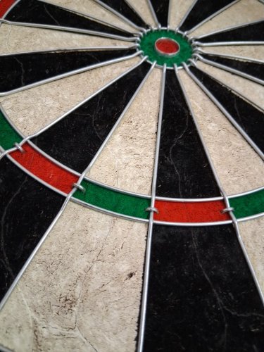 amazon basics regulation size dartboard set - 6 darts included - 18" - black (model: B0DZ24NR85) image 5