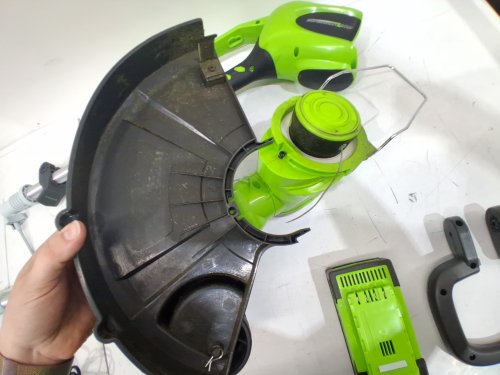 GREENWORKS LITHIUM ION CORDLESS STRING LAWN TRIMMER - 40V - 13" PATH - GREEN (MODEL: STF305) image 4
